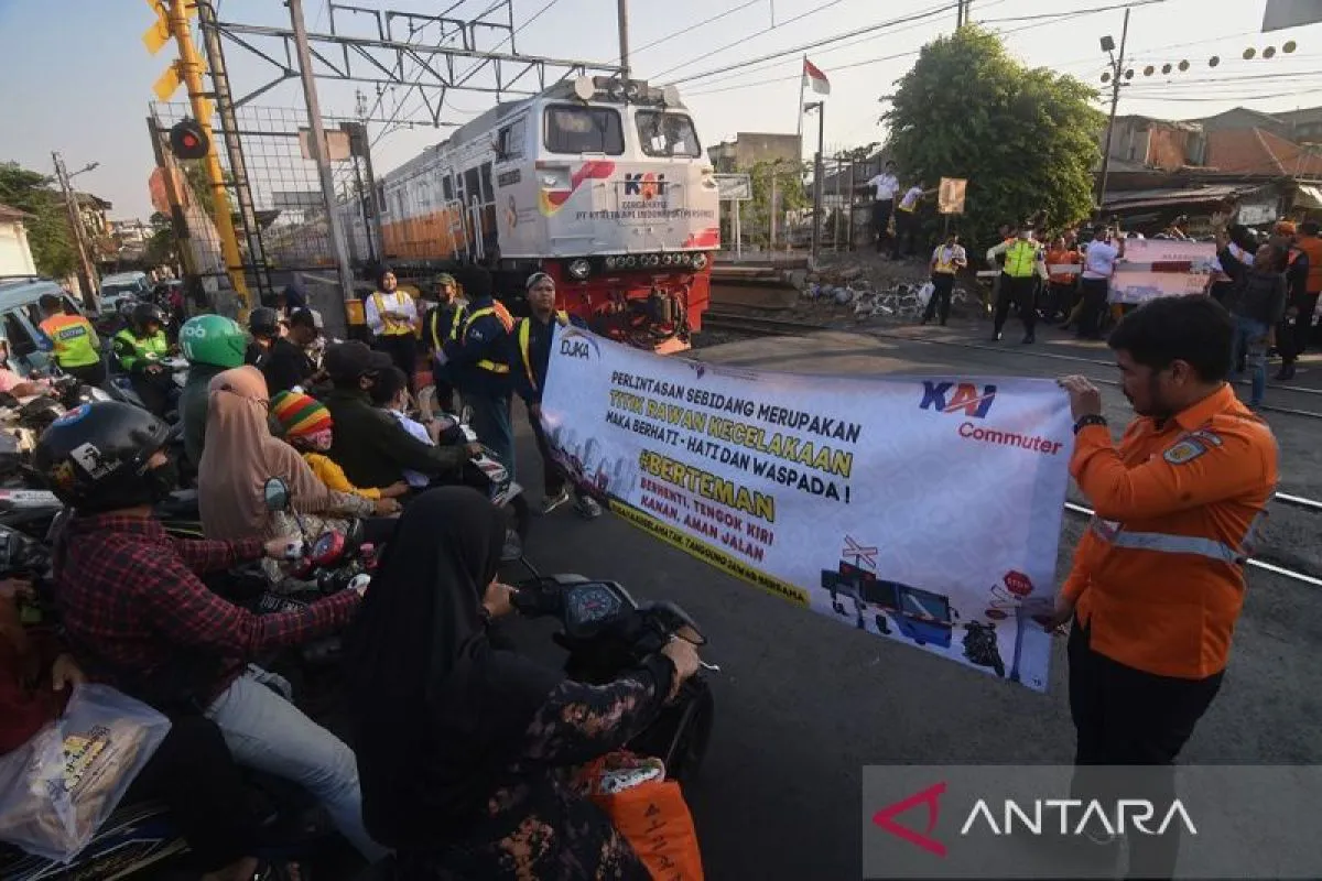 Jalur Kereta Steril, KAI: Warga yang membahayakan perjalanan KA dapat dipidana Jalur Kereta Steril, KAI: Warga yang membahayakan perjalanan KA dapat dipidana