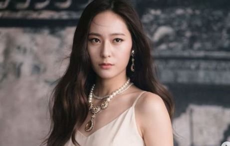 Krystal Umumkan Album Solo ‘Solitary’ Lewat Dokumenter Terbaru