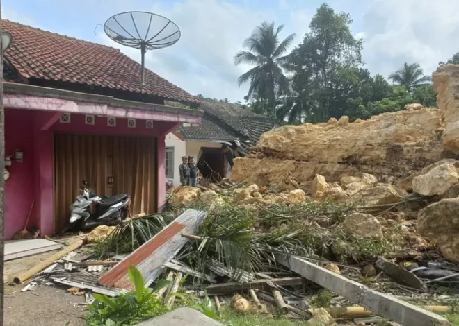 Darmakradenan Dilanda Longsor, Masyarakat Sementara Tinggal di Kerabat