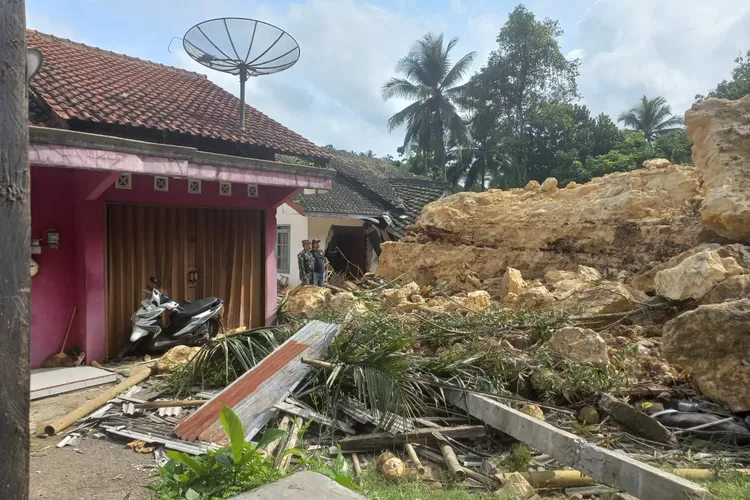 Darmakradenan Dilanda Longsor, Masyarakat Sementara Tinggal di Kerabat